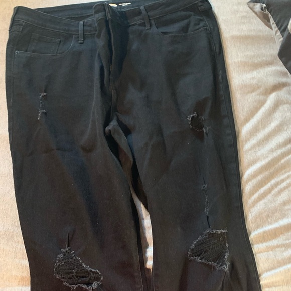 NWOT!! Plus size Old Navy black distressed jeans - Picture 5 of 5